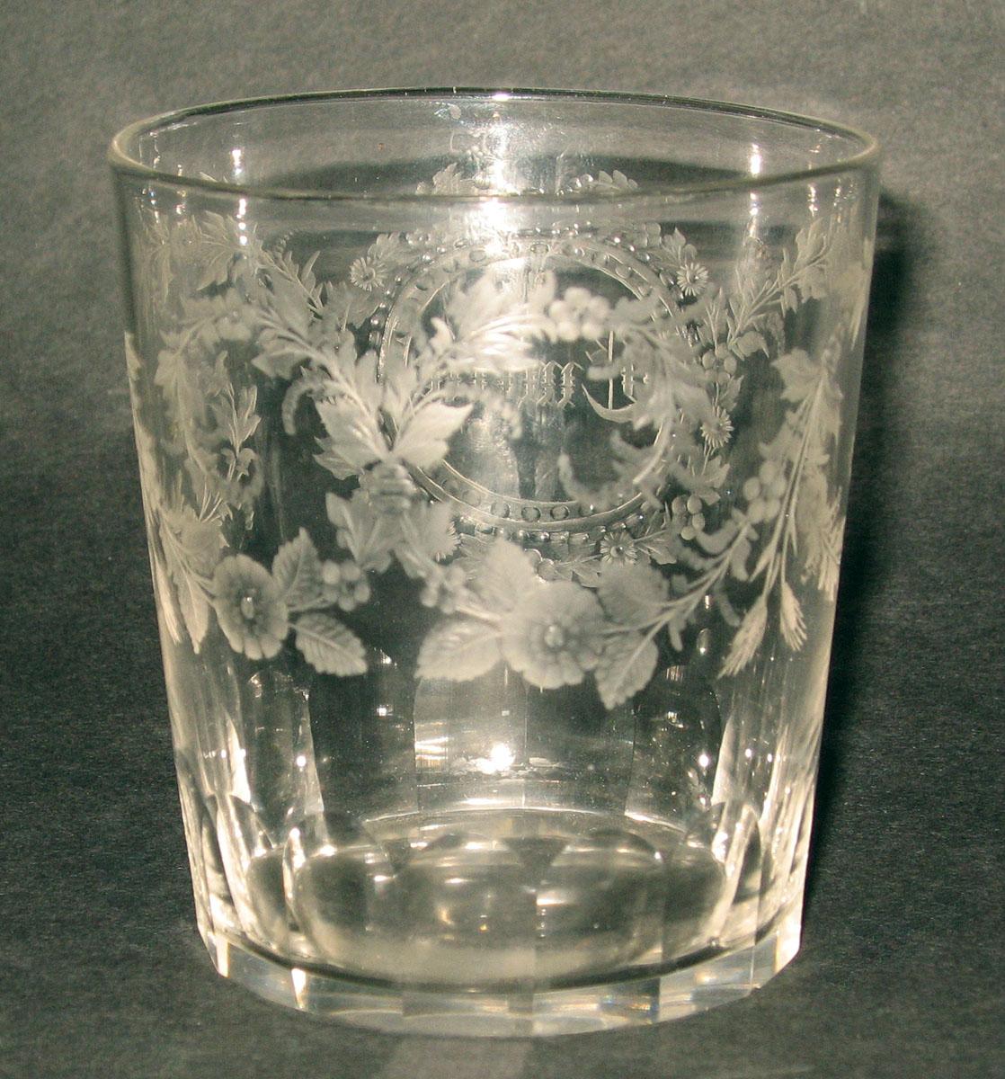 2002.0021.002 Glass tumbler (garland)