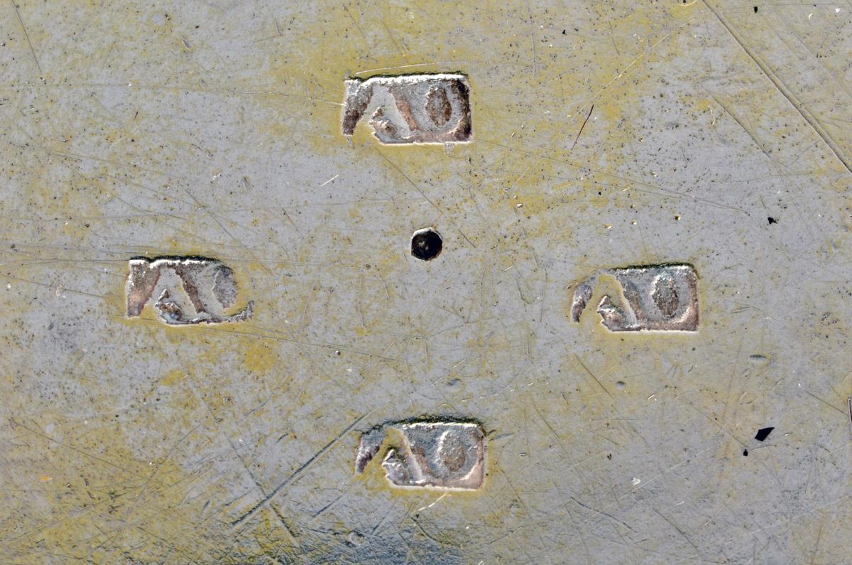 2002.0025 Beaker, detail, marks