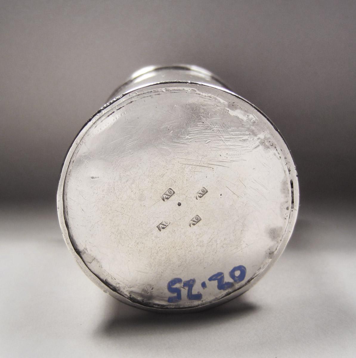 2002.0025 Beaker, underside