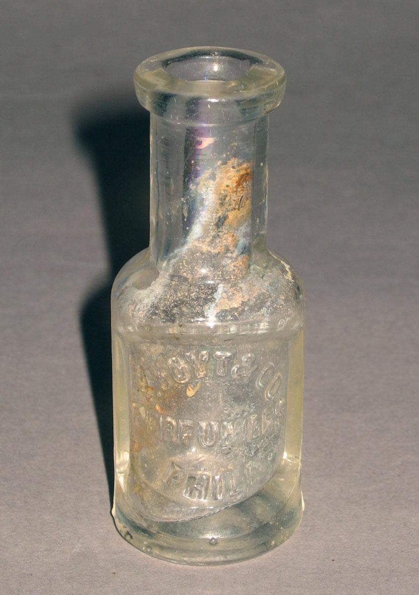 2002.0032.002 Glass perfume bottle
