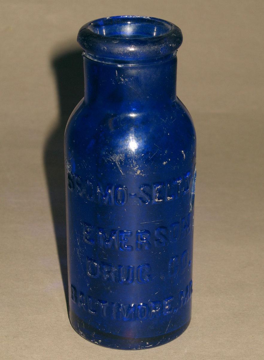 2002.0032.005 Blue glass bottle