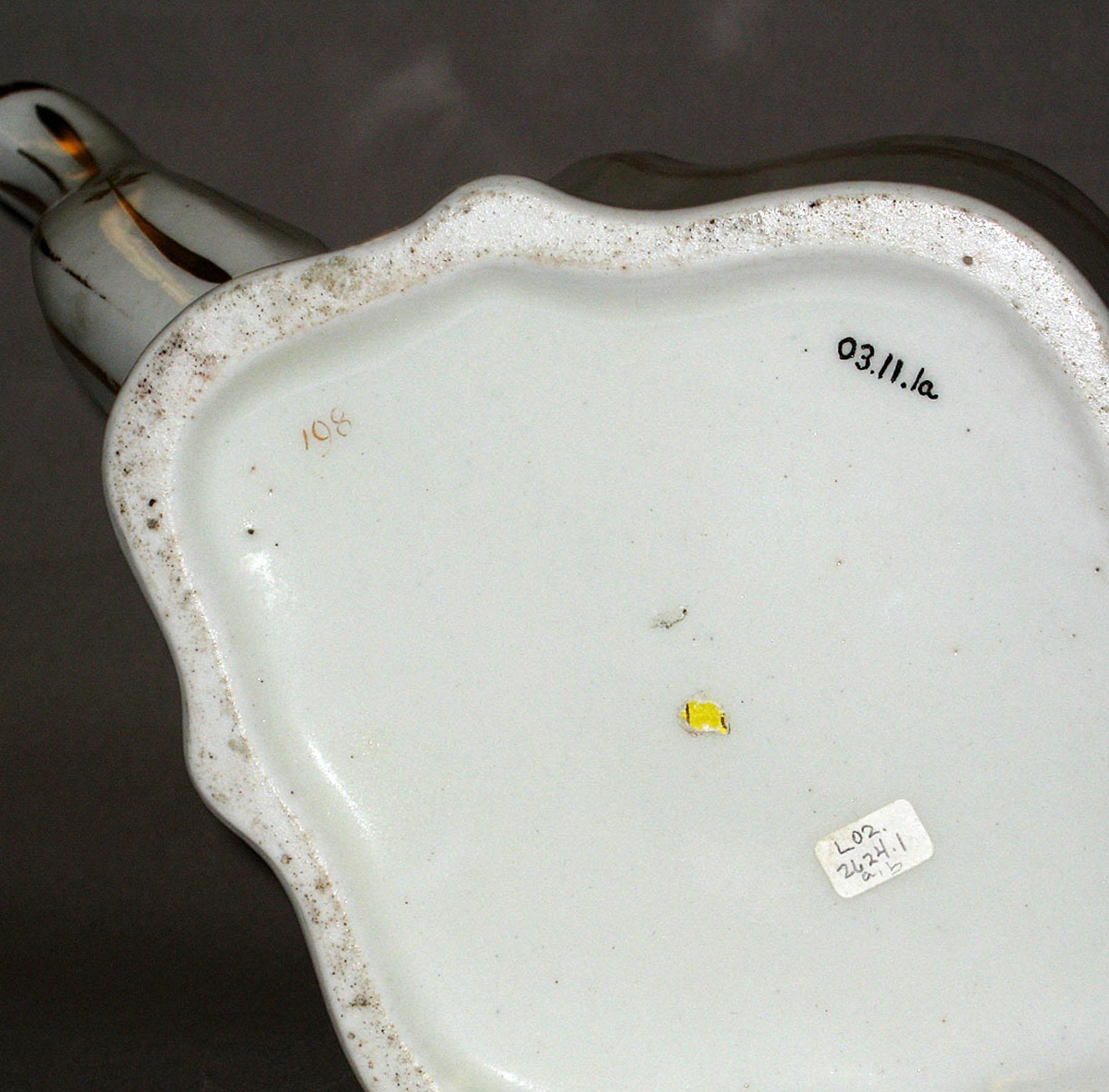 2003.0011.001 A New Hall Hard-paste porcelain teapot (underside)