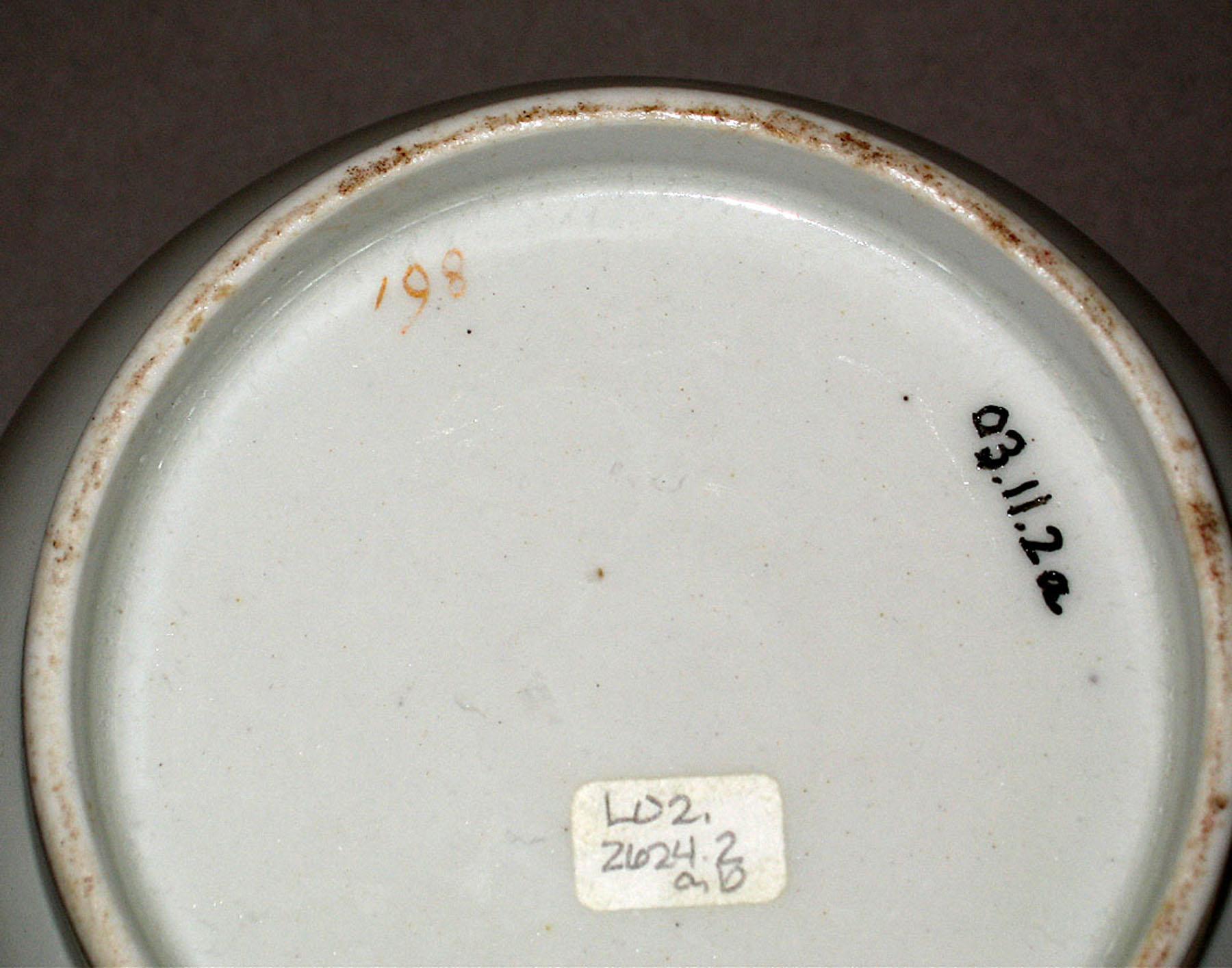 2003.0011.002 A New Hall hard-paste porcelain sugar bow (mark)l