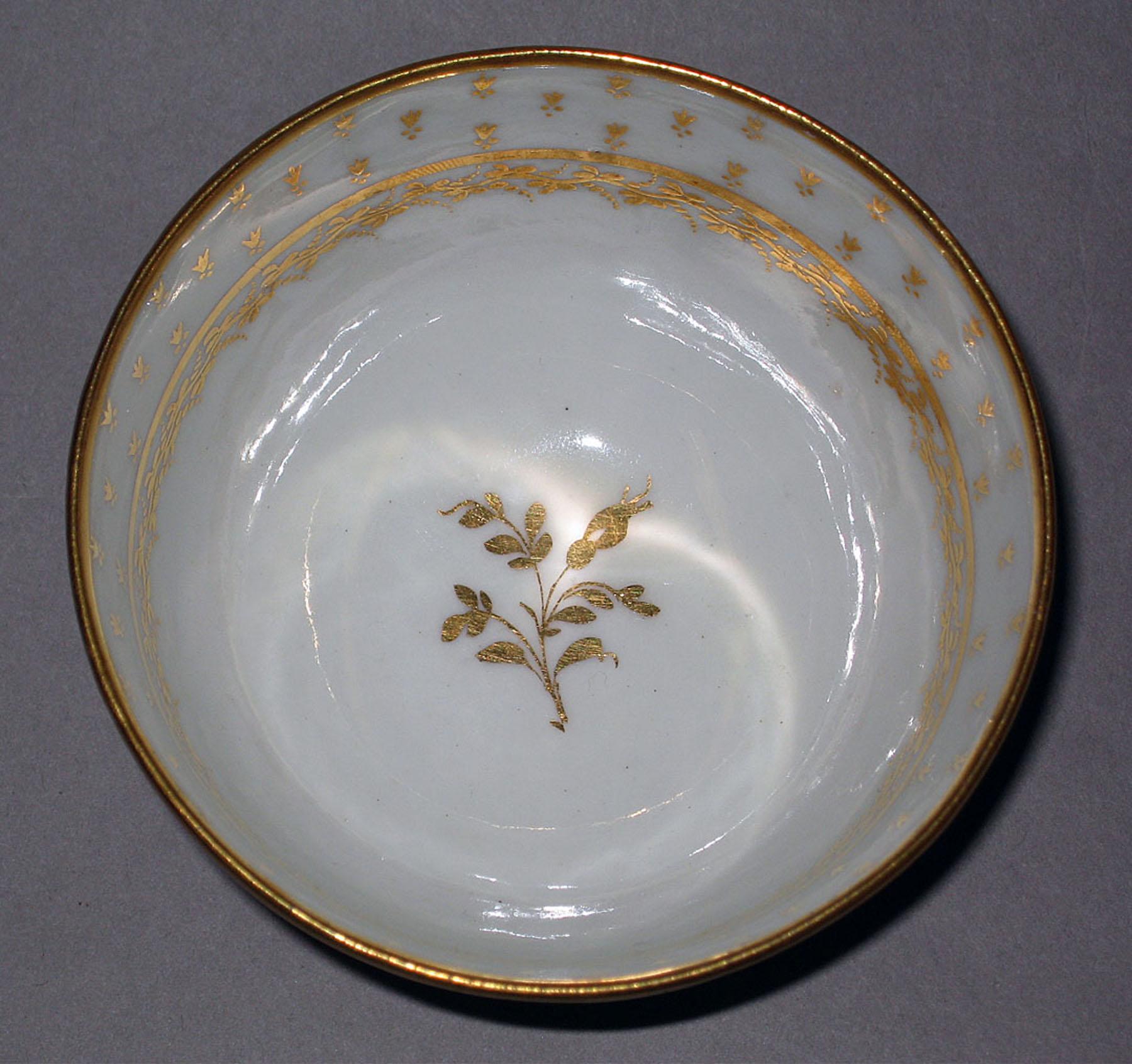 2003.0011.007 New Hall porcelain teabowl (interior)