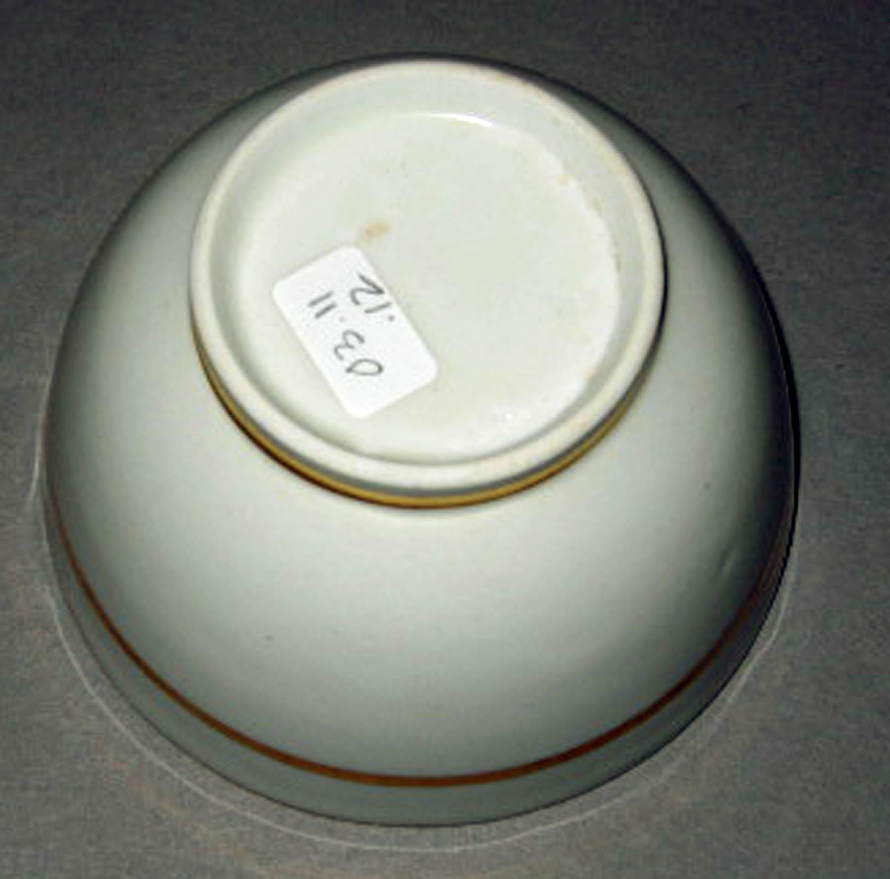 2003.0011.012 New Hall porcelain teabowl (underside)