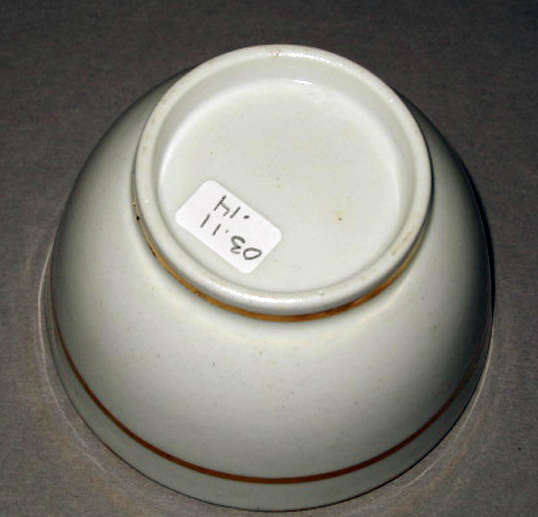2003.0011.014 New Hall porcelain teabowl (underside)