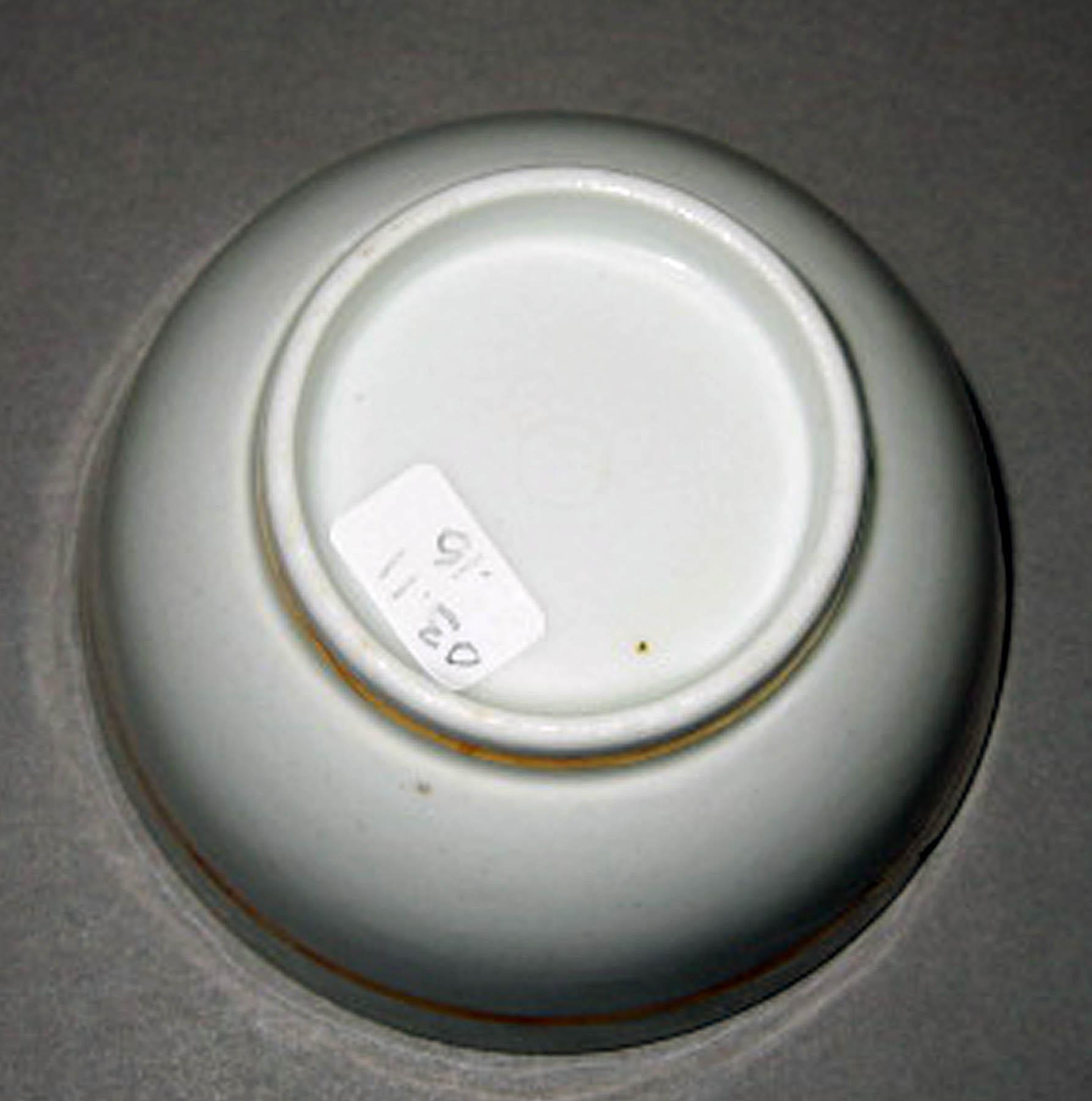 2003.0011.016 New Hall porcelain teabowl (underside)
