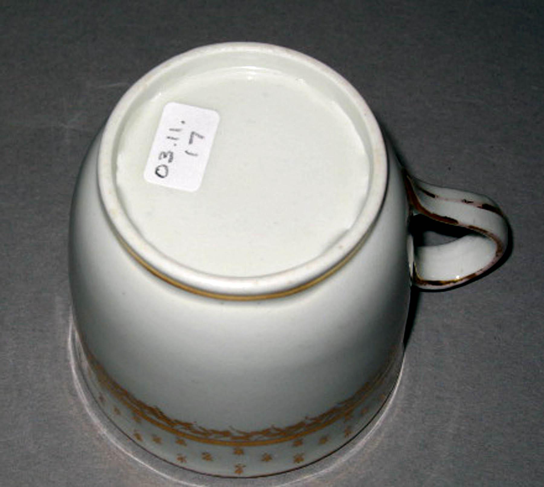2003.0011.017 New Hall porcelain teacup (underside)
