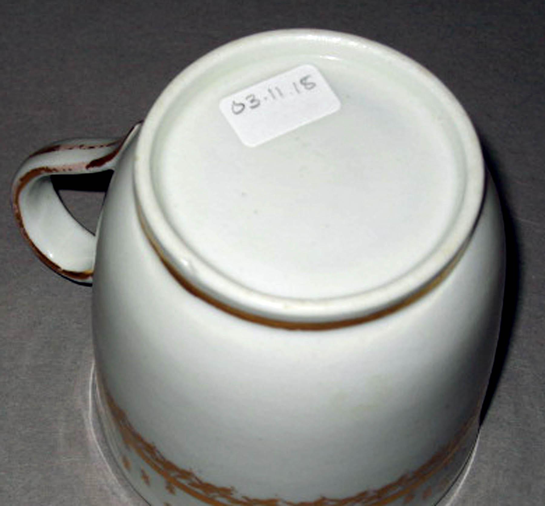2003.0011.018 New Hall porcelain teacup (underside)