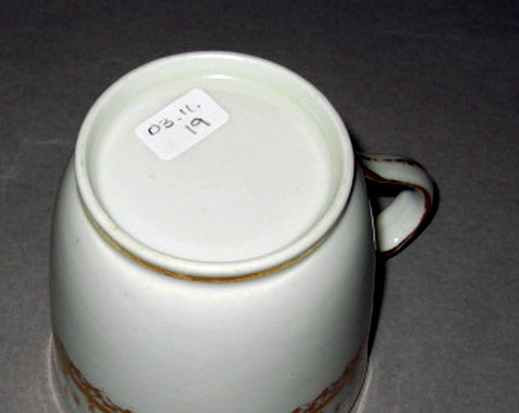2003.0011.019 New Hall porcelain teacup (underside)