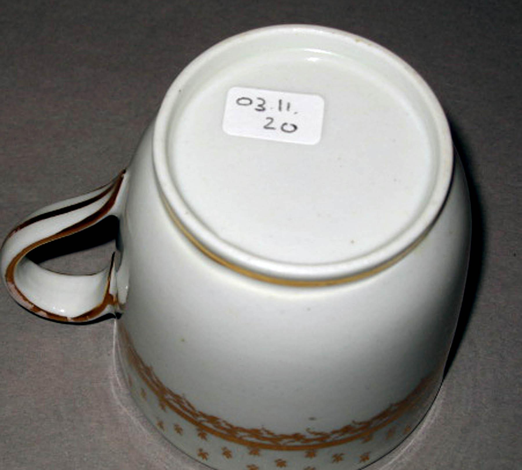 2003.0011.020 New Hall porcelain teacup (underside)