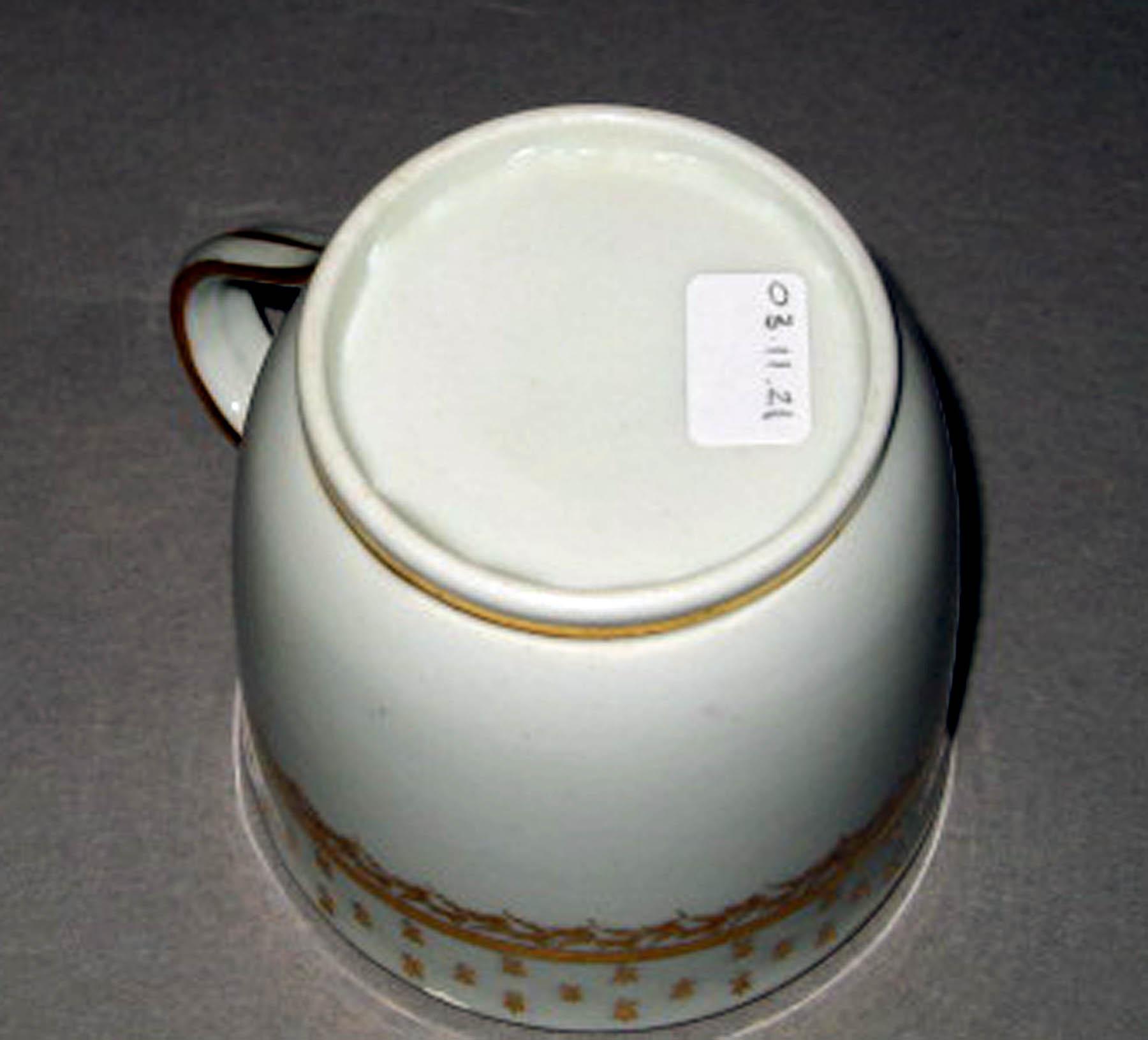 2003.0011.021 New Hall porcelain teacup (underside)