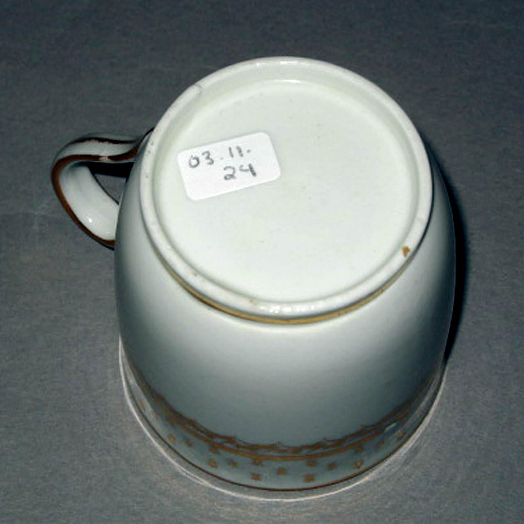 2003.0011.024 New Hall porcelain teacup (underside)