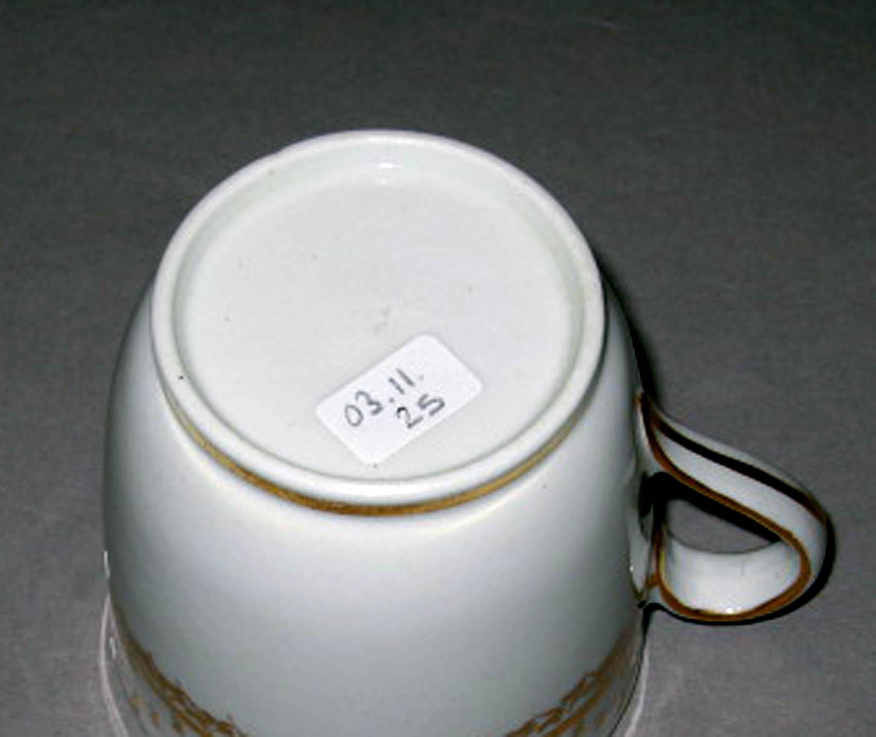 2003.0011.025 New Hall porcelain teacup (underside)