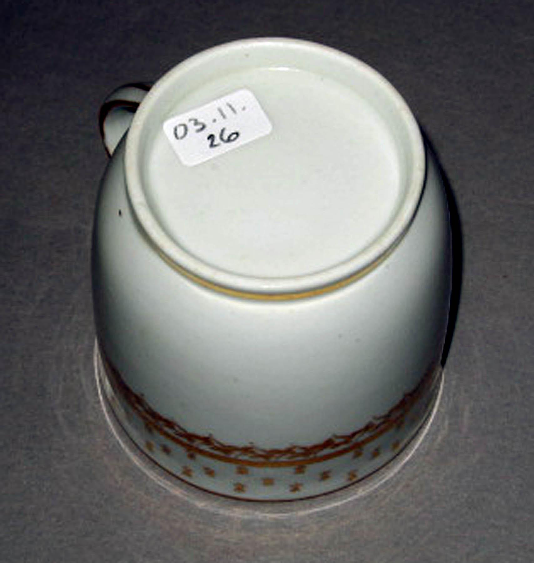 2003.0011.026 New Hall porcelain teacup (underside)