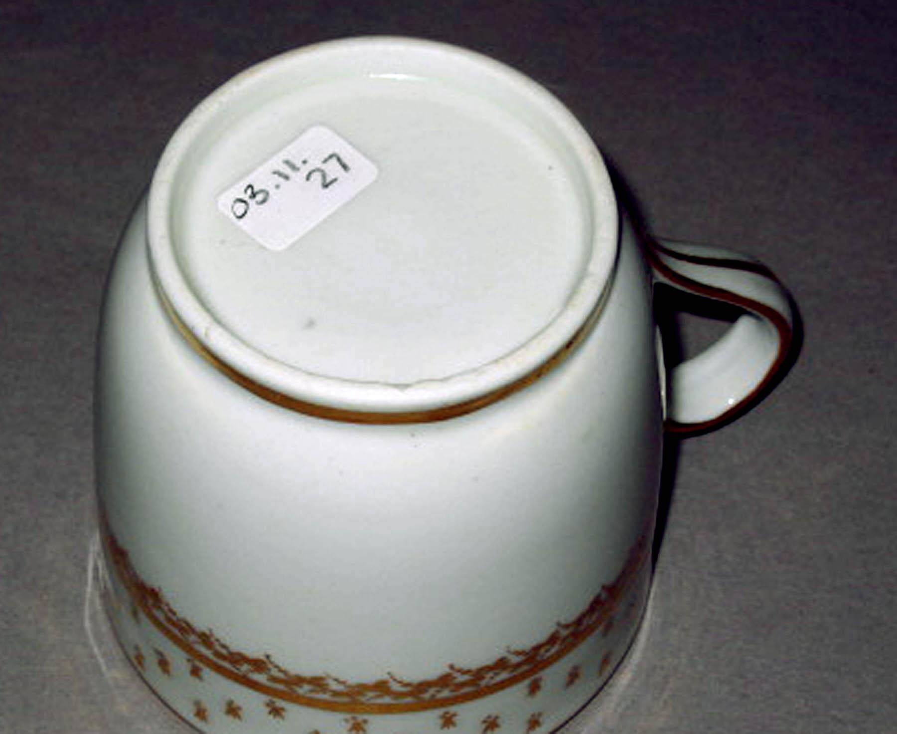 2003.0011.027 New Hall porcelain teacup (underside)