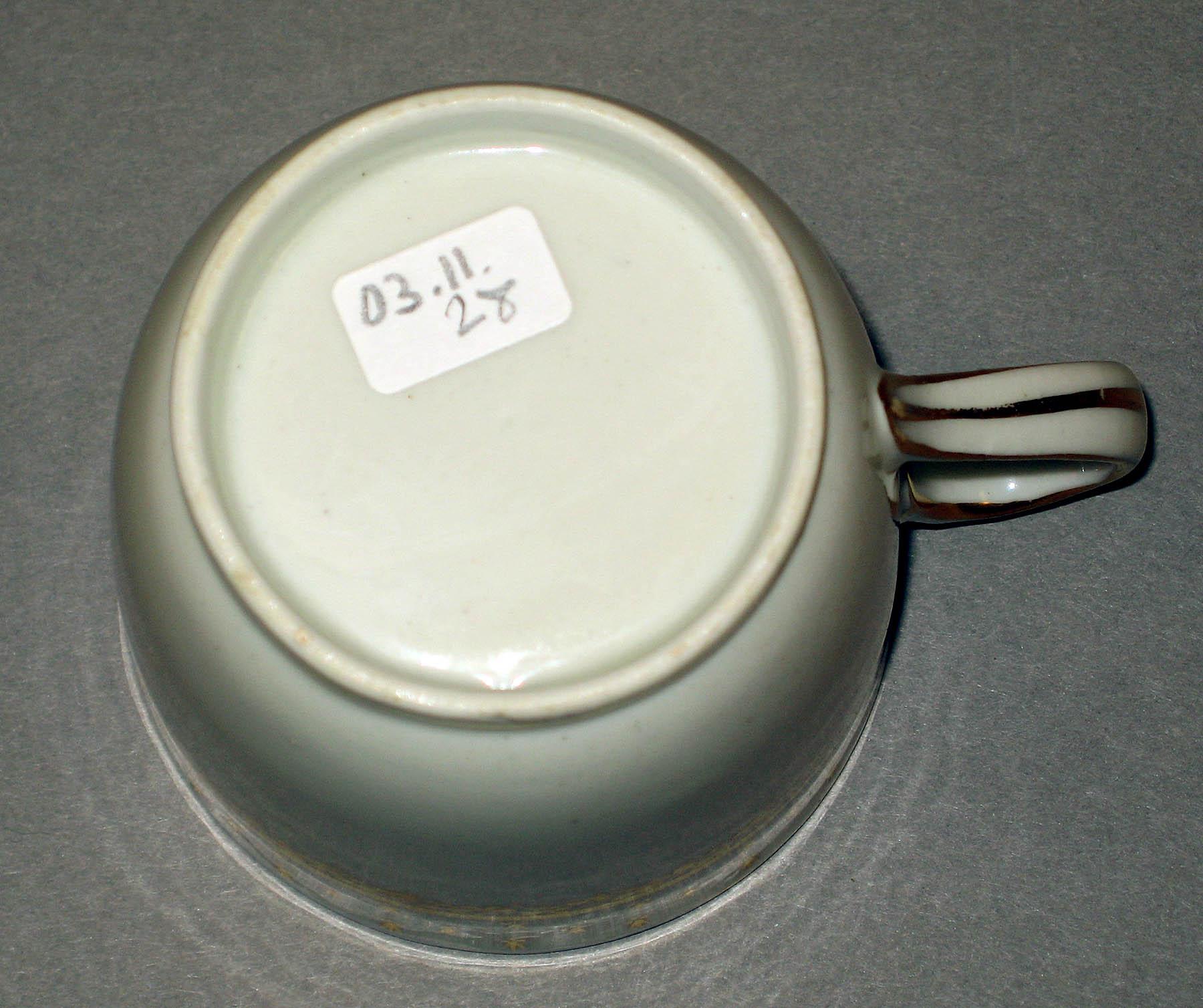 2003.0011.028 New Hall porcelain teacup (underside)