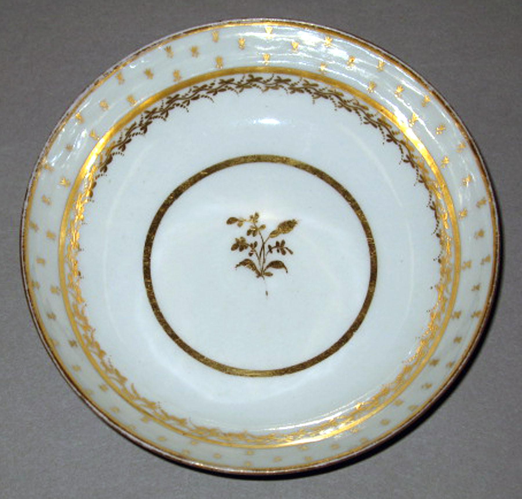 2003.0011.032 New Hall porcelain saucer