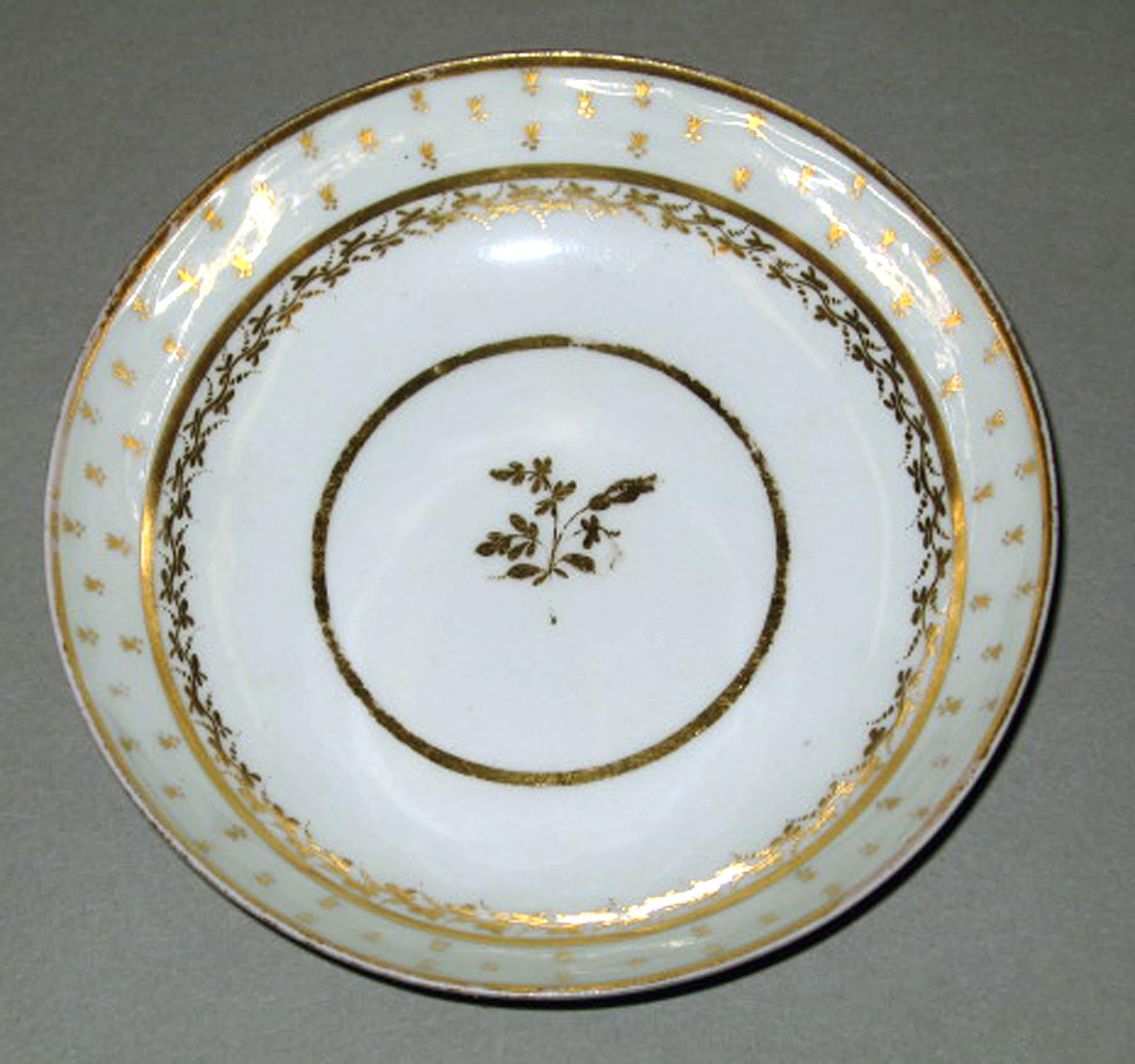 2003.0011.033 New Hall porcelain saucer