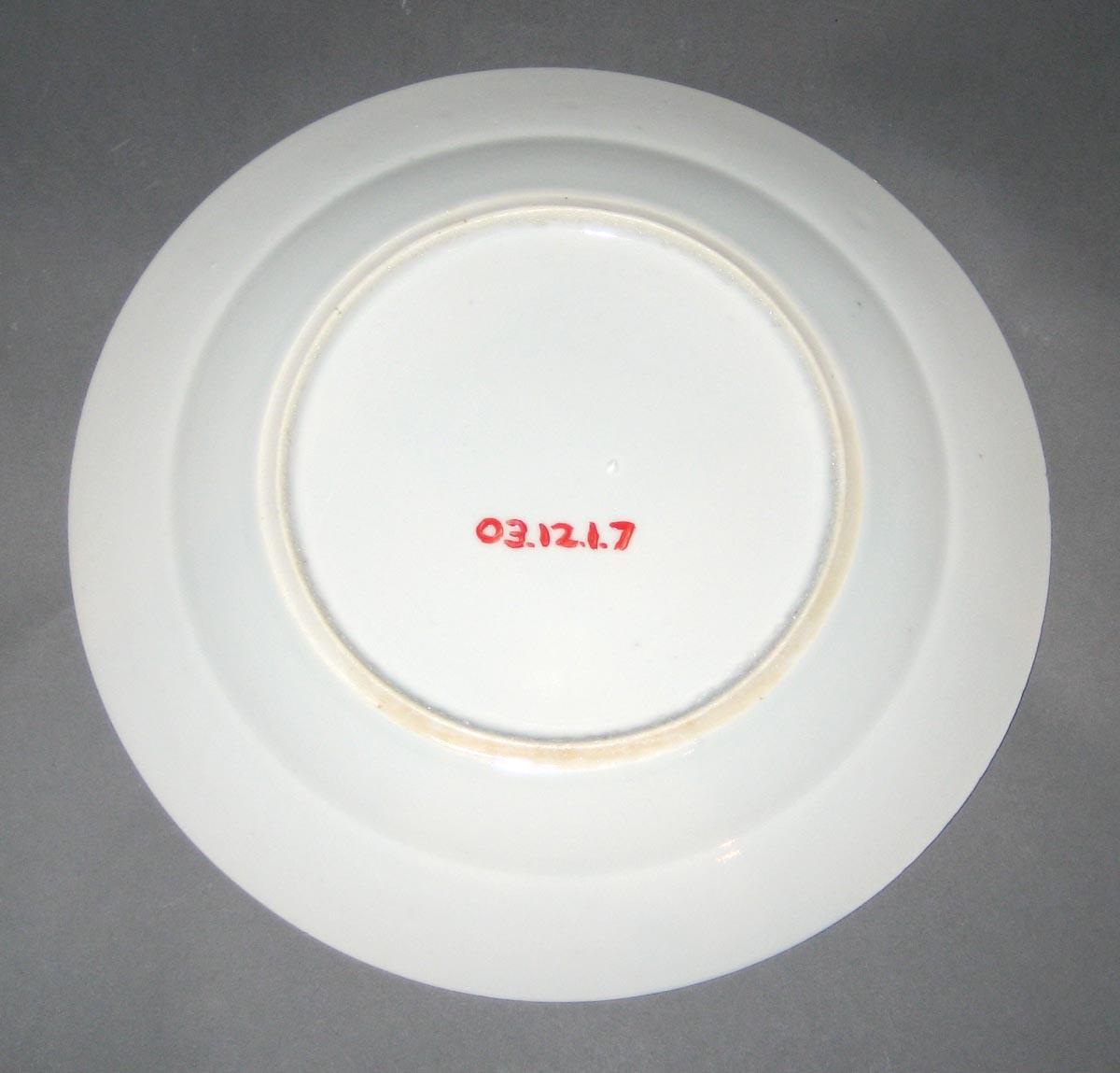 2003.0012.001.007 Porcelain plate, back