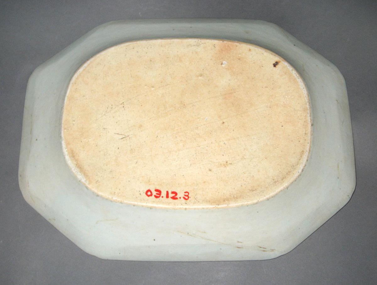 2003.0012.003 Porcelain dish, back