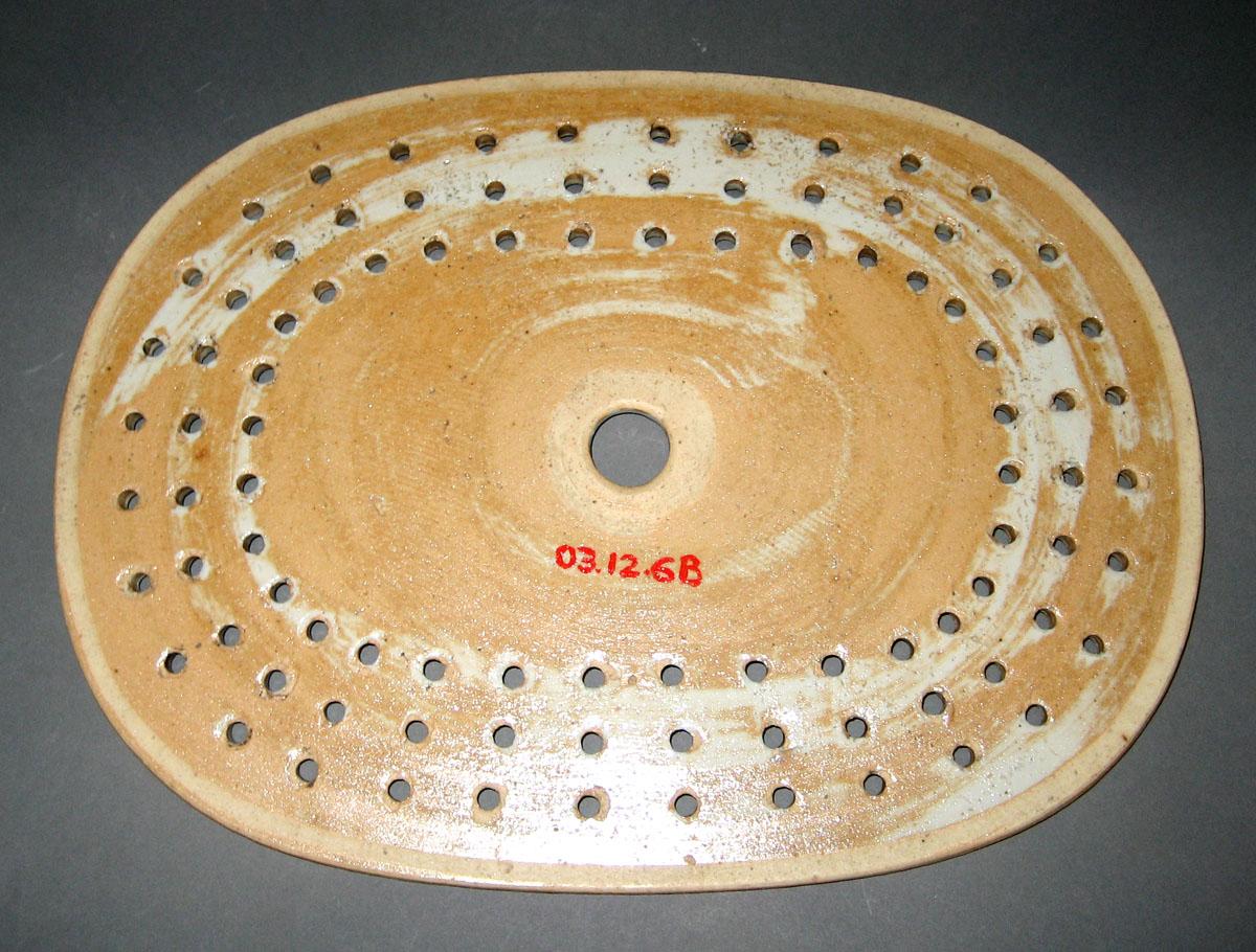 2003.0012.006 b Porcelain strainer, back