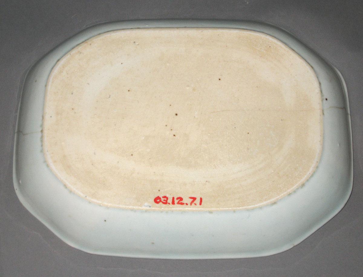 2003.0012.007 Porcelain dish, back