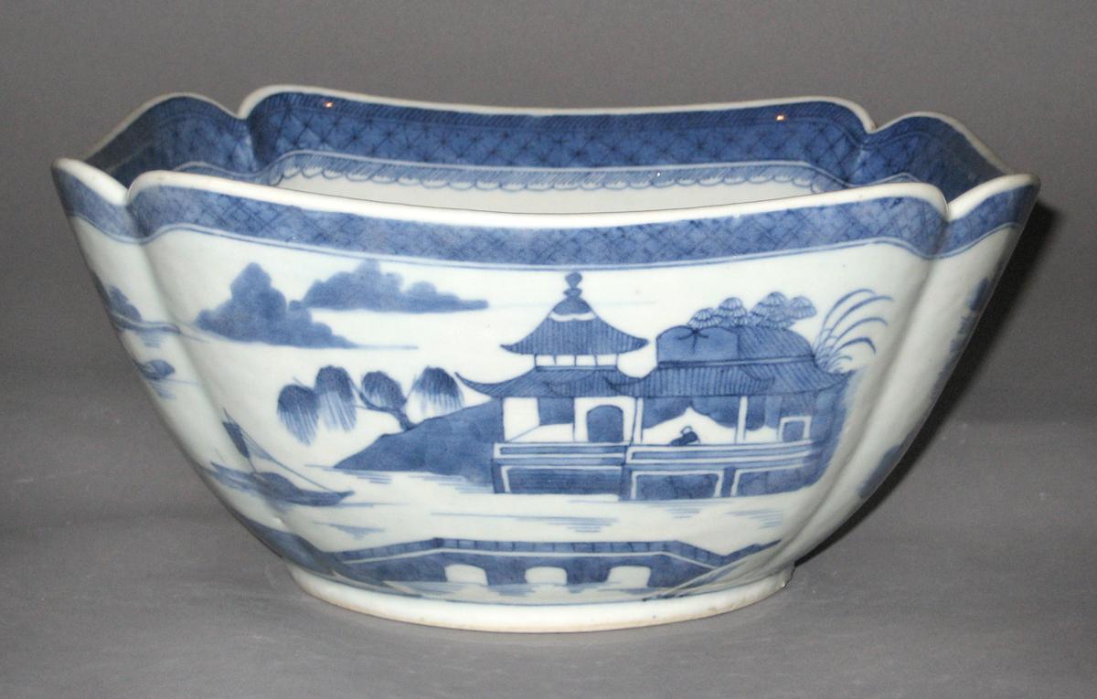 2003.0012.010 Porcelain bowl