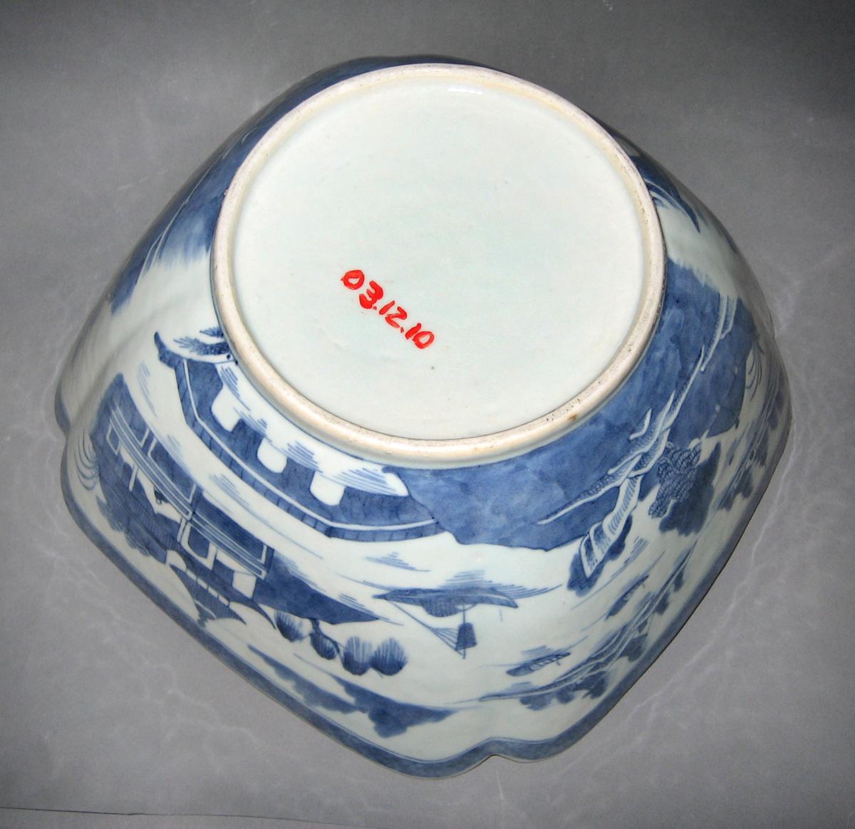 2003.0012.010 Porcelain bowl, bottom