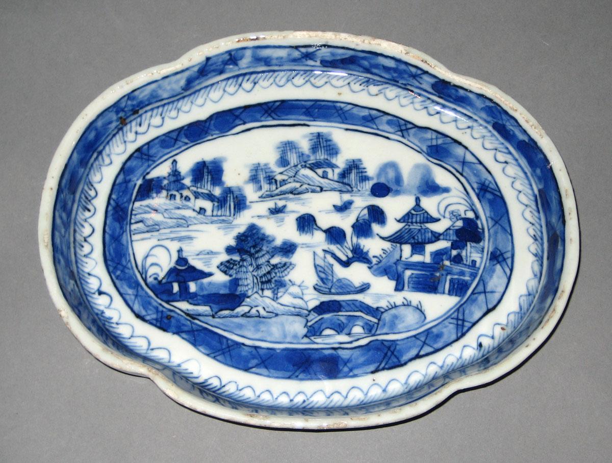 2003.0012.011 Porcelain dish or stand