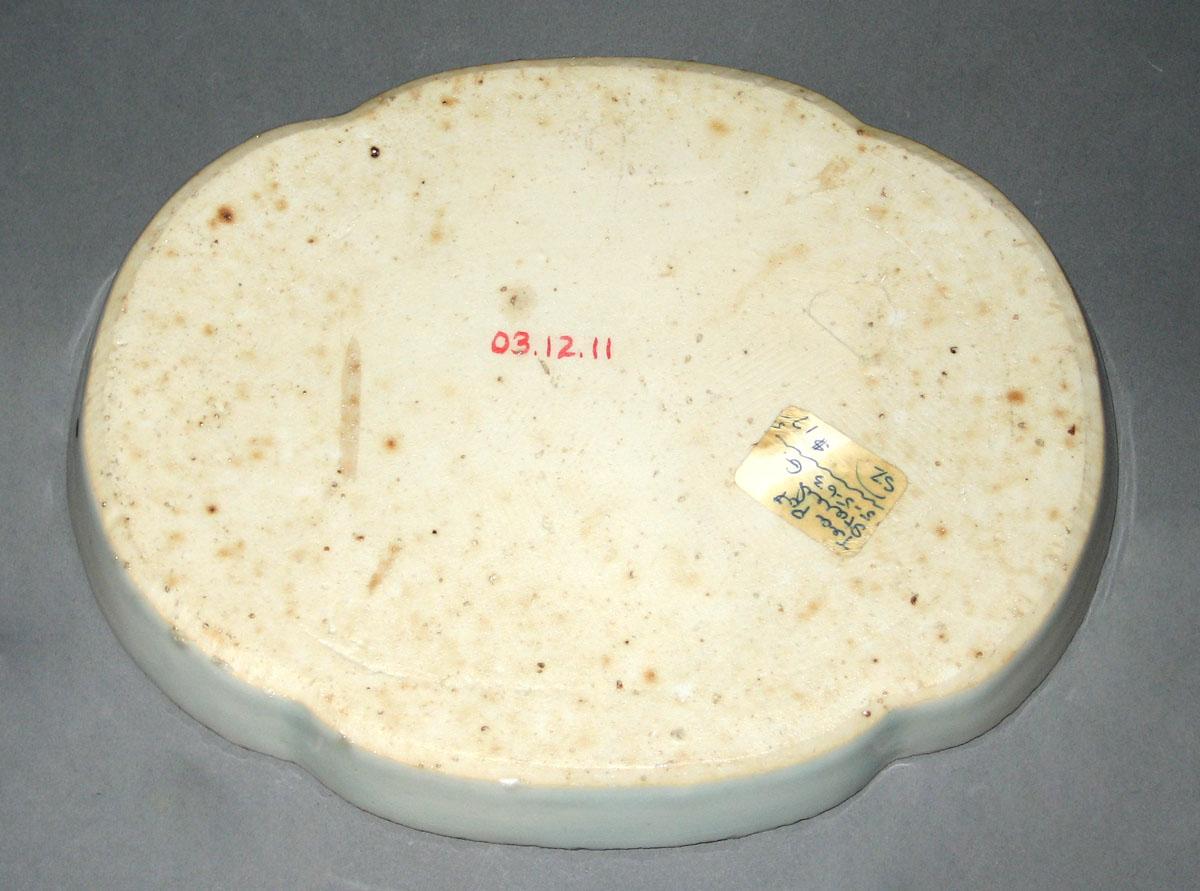2003.0012.011 Porcelain dish or stand, bottom