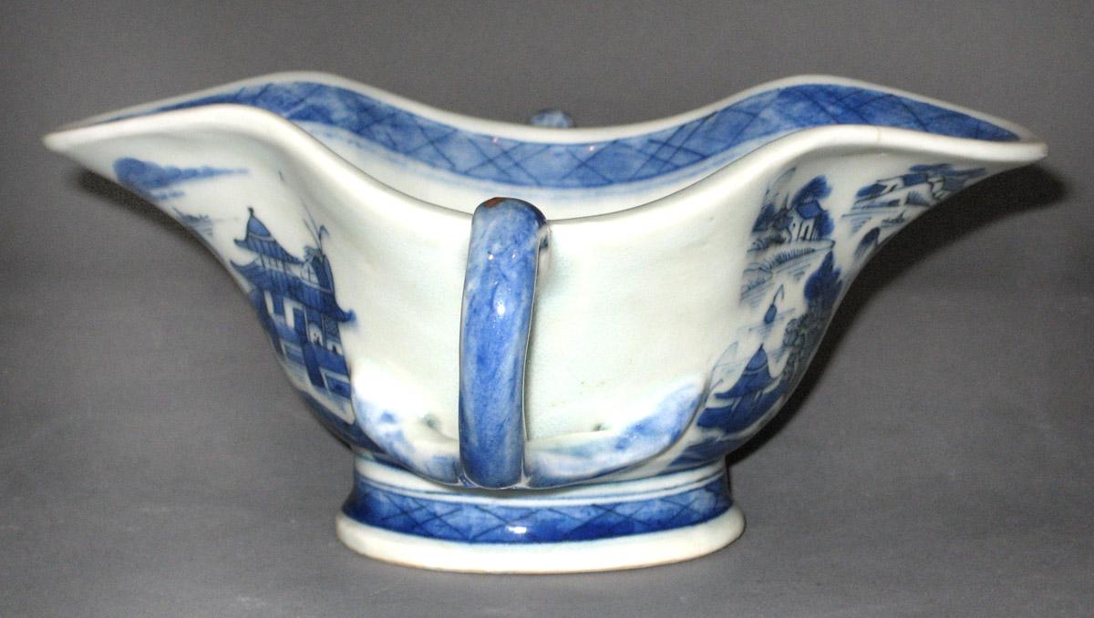 2003.0012.012 Porcelain sauceboat