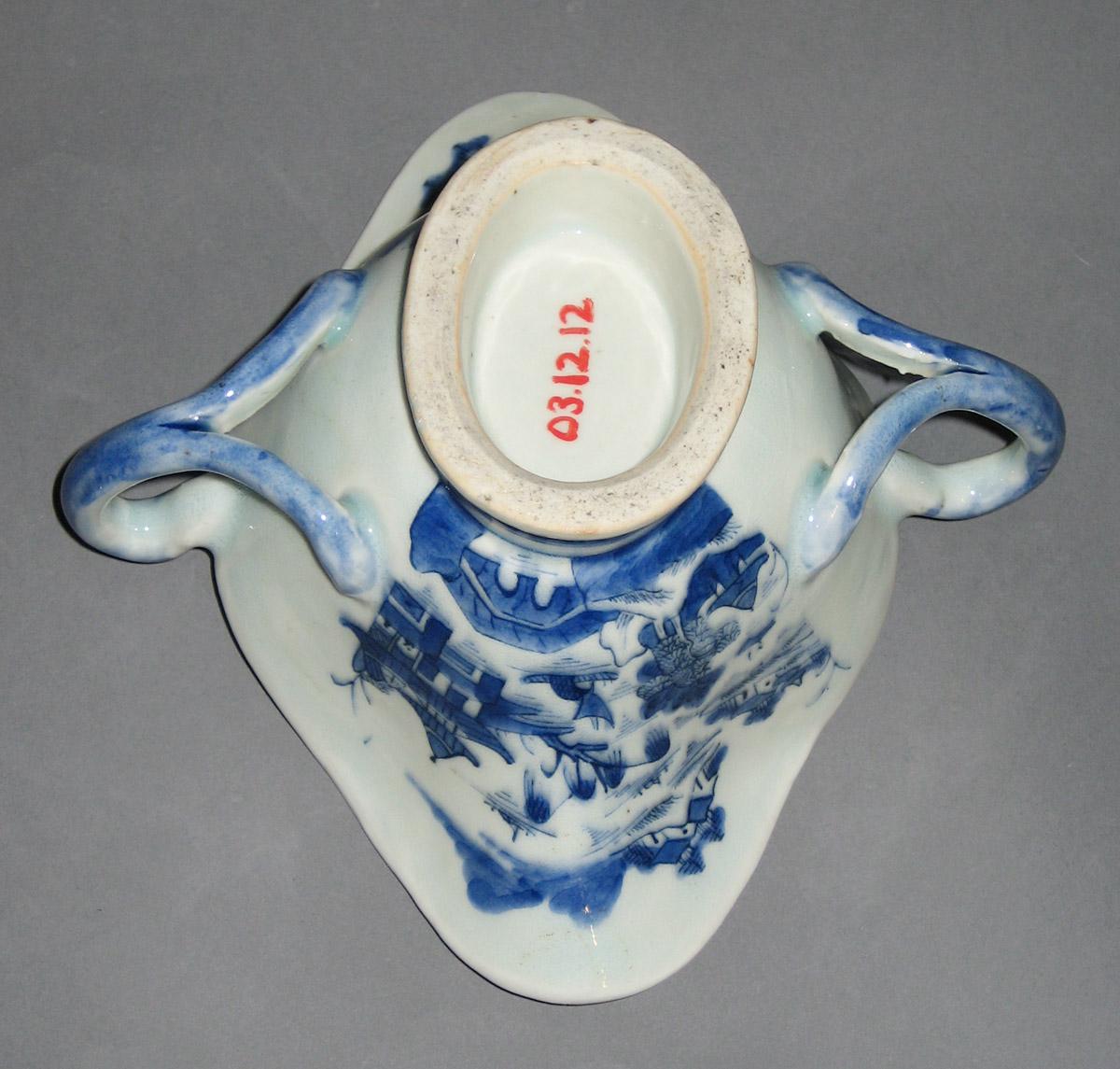 2003.0012.012 Porcelain sauceboat, bottom
