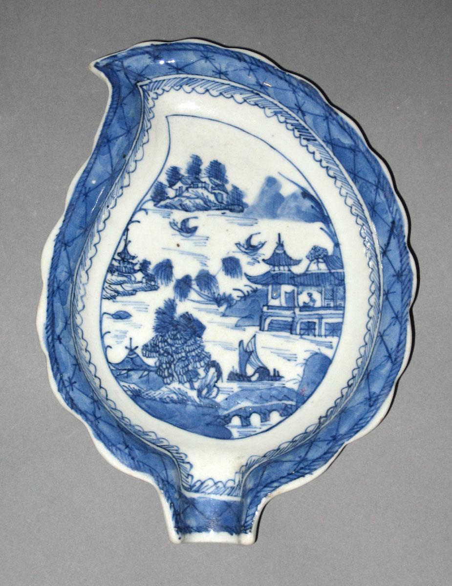 2003.0012.015 Porcelain dish