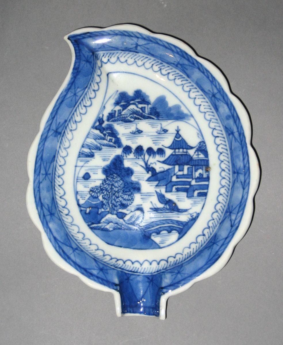 2003.0012.016 Porcelain dish