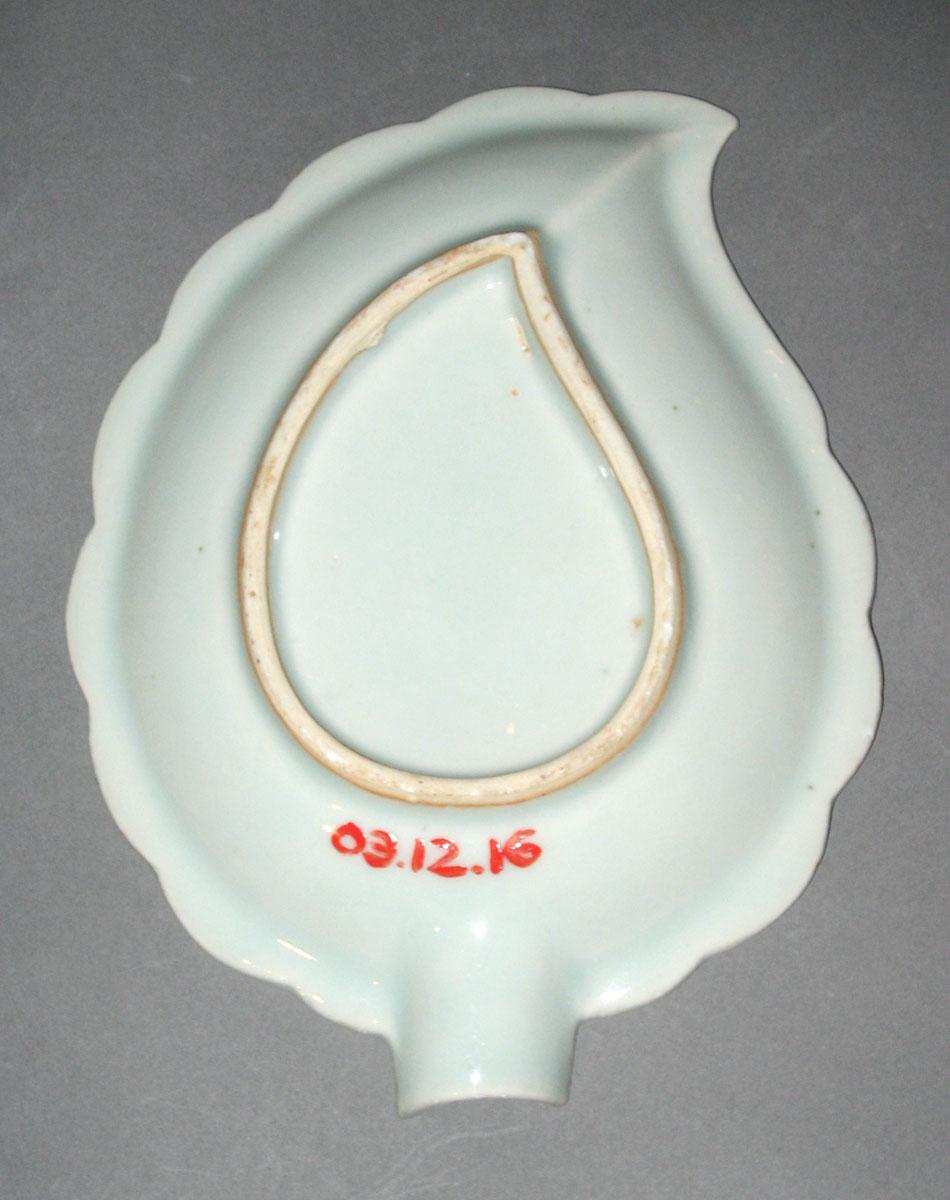 2003.0012.016 Porcelain dish, back