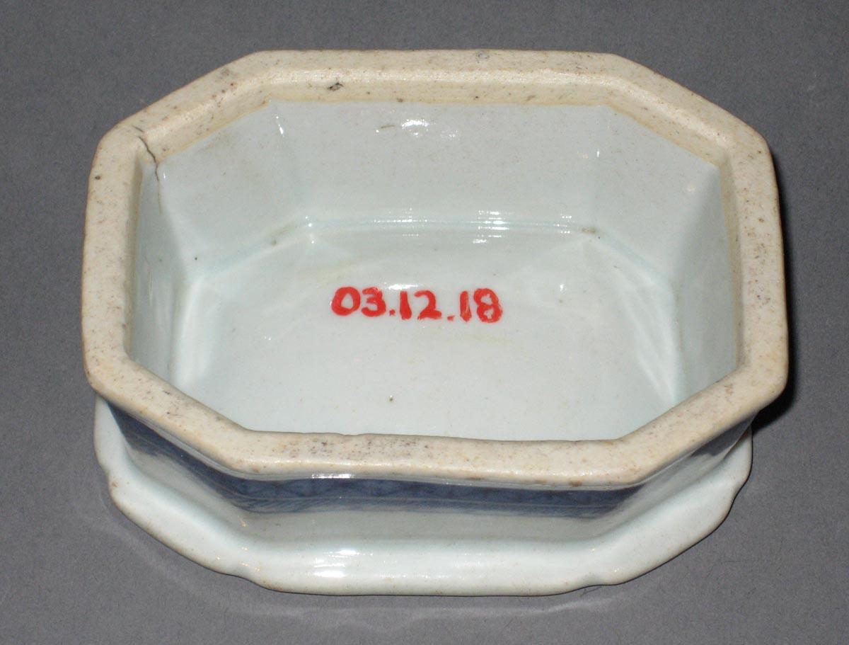 2003.0012.018 Porcelain salt, bottom