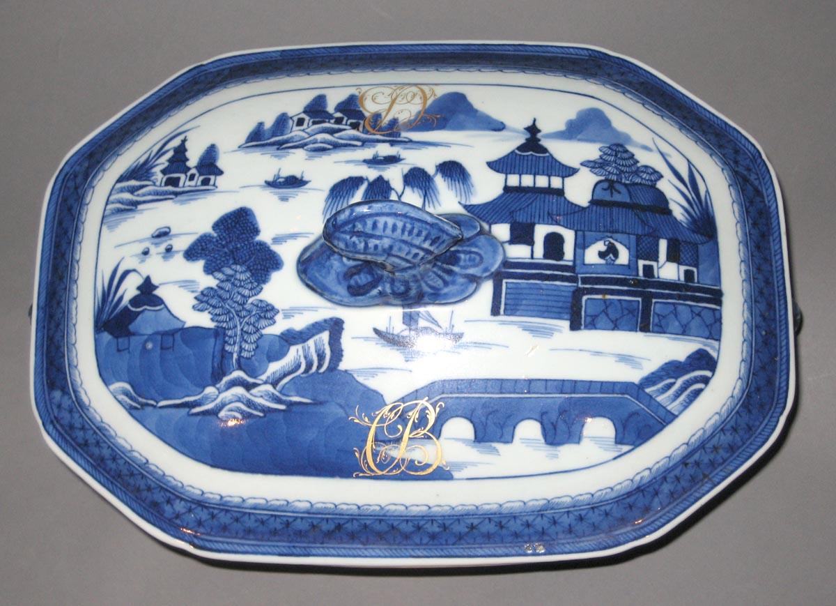 2003.0012.020 A, B Porcelain tureen, top