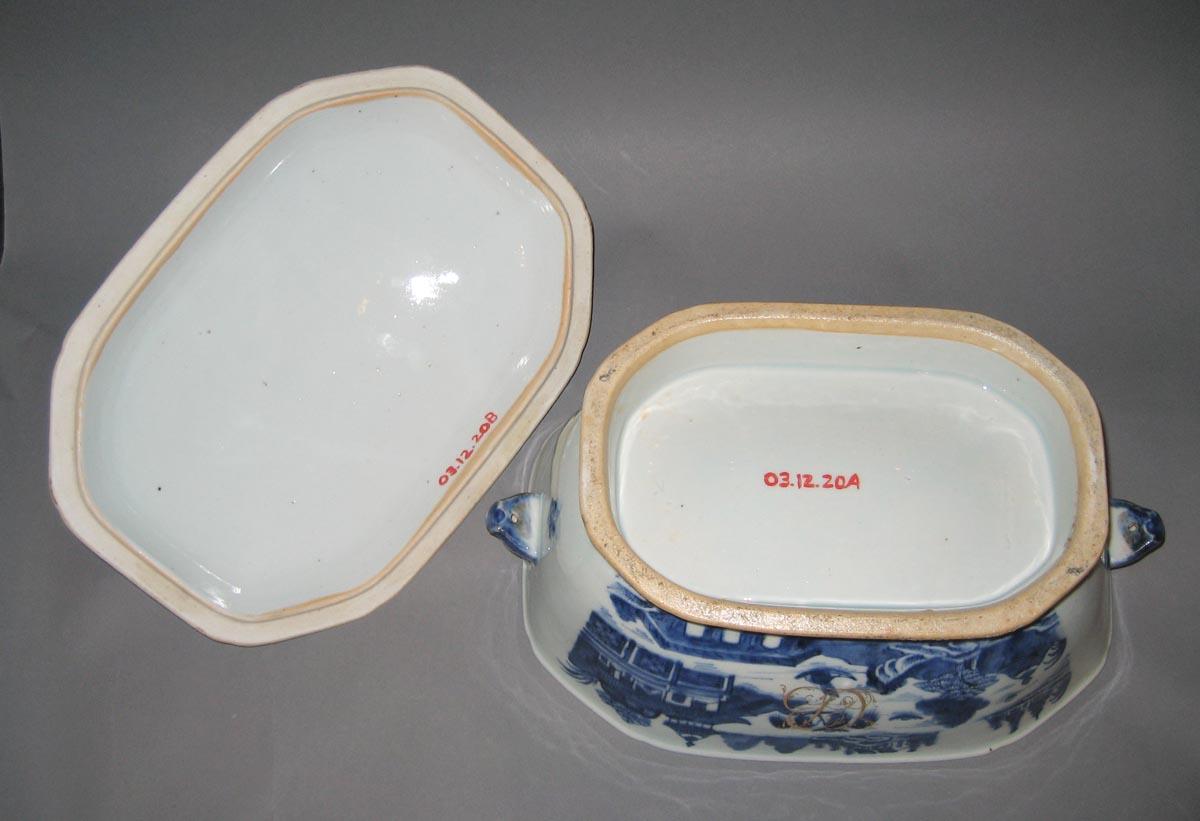 2003.0012.020 A, B Porcelain tureen, bottom