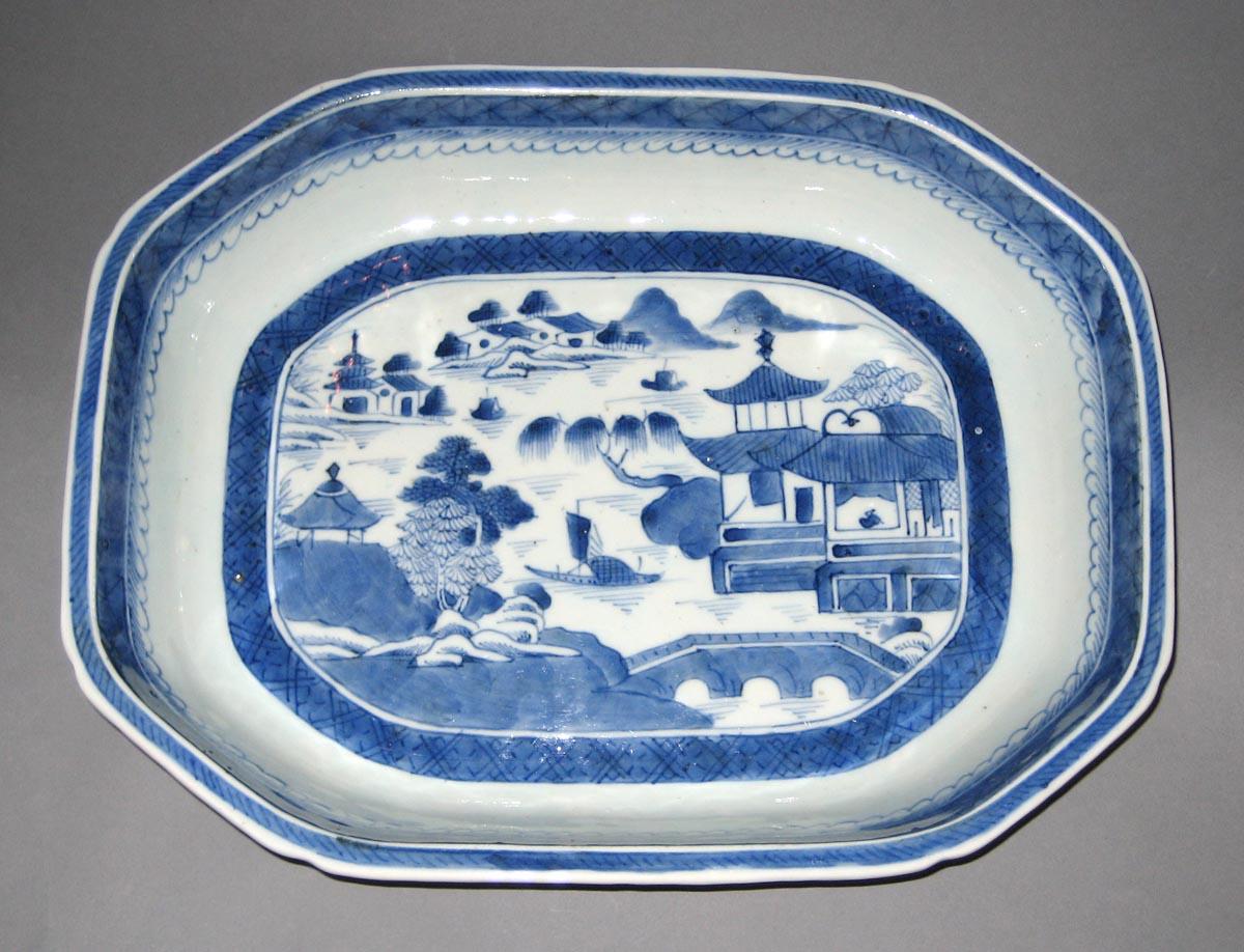 2003.0012.020 C Porcelain dish or stand