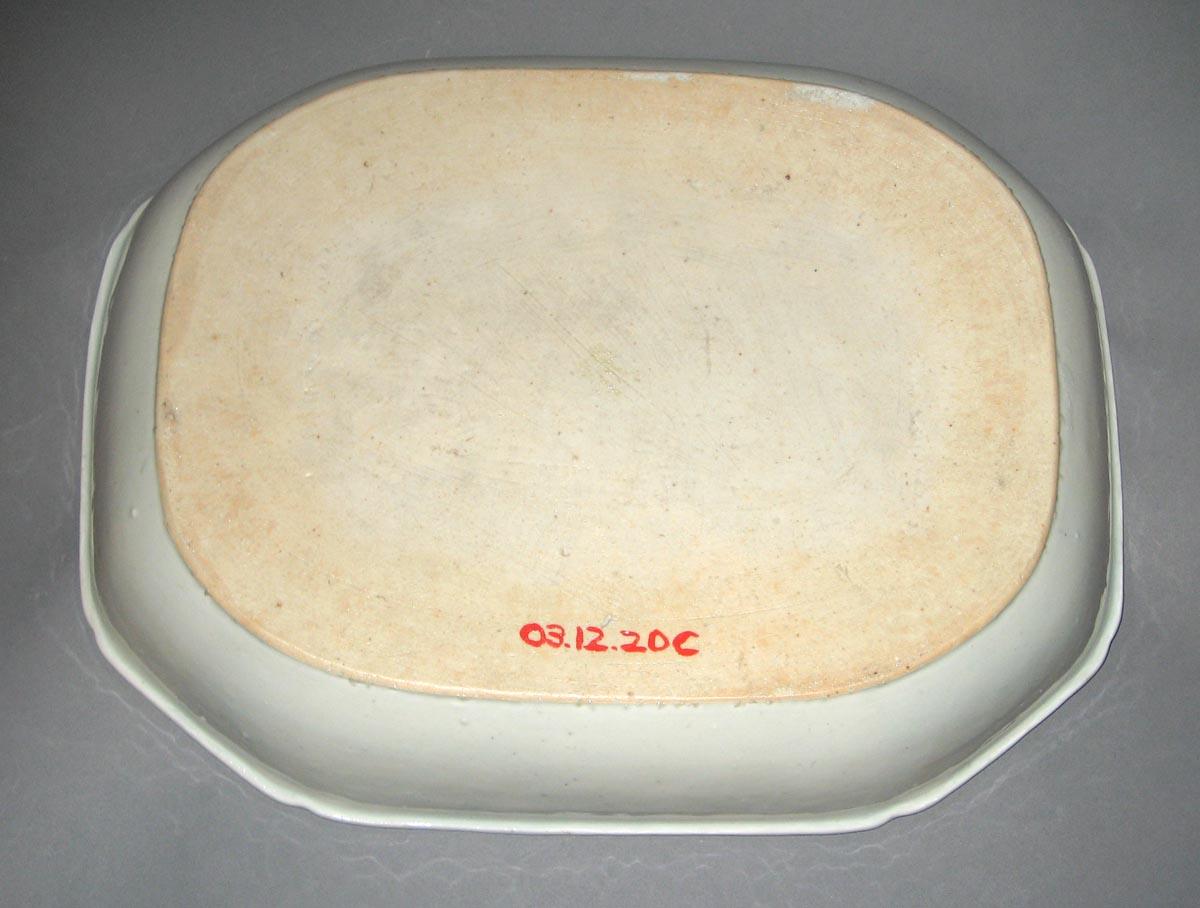 2003.0012.020 C Porcelain dish or stand, back