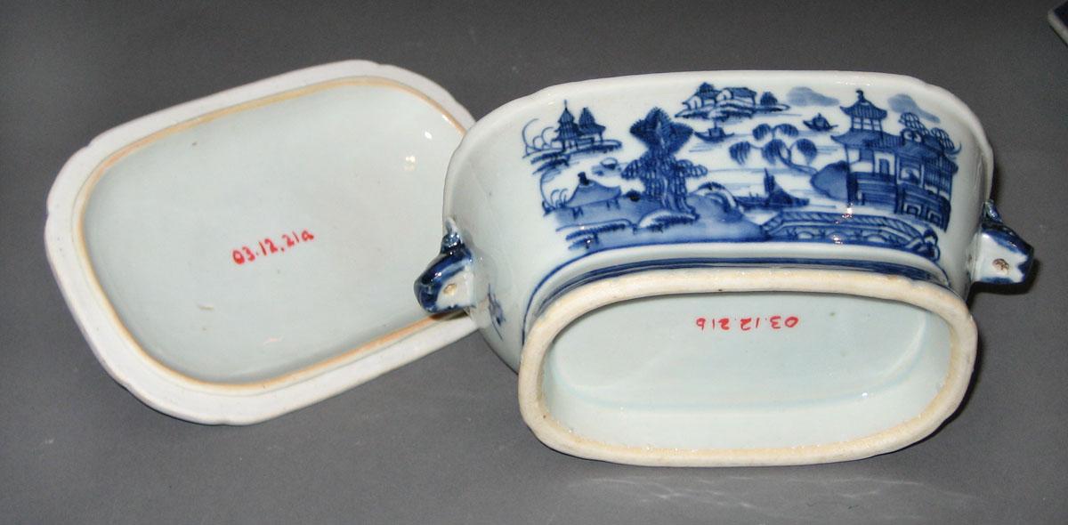 2003.0012.021 A, B Porcelain tureen, bottom