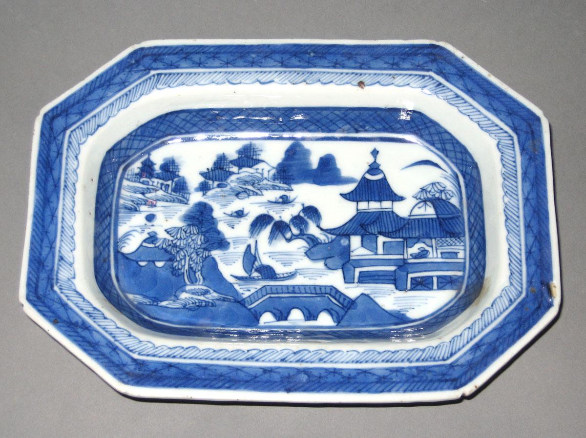 2003.0012.021 Porcelain dish ror stand