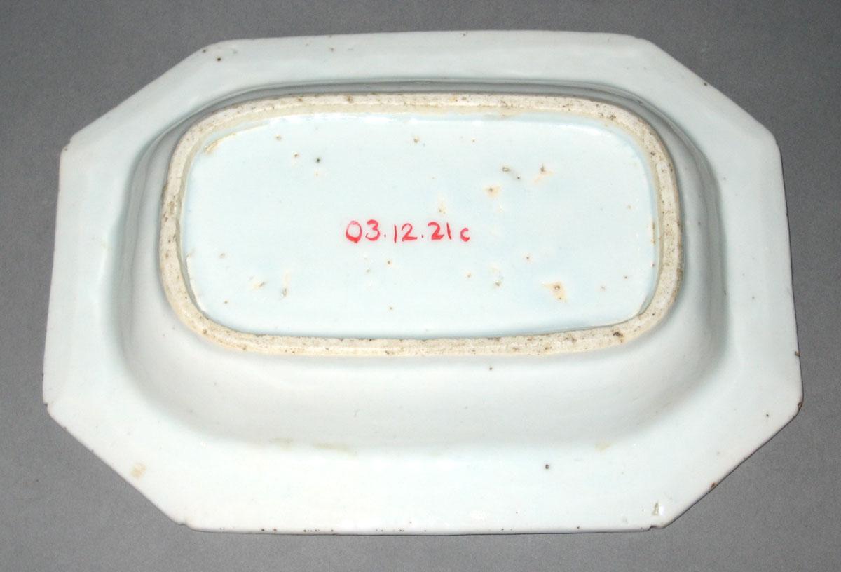 2003.0012.021 Porcelain dish ror stand, back