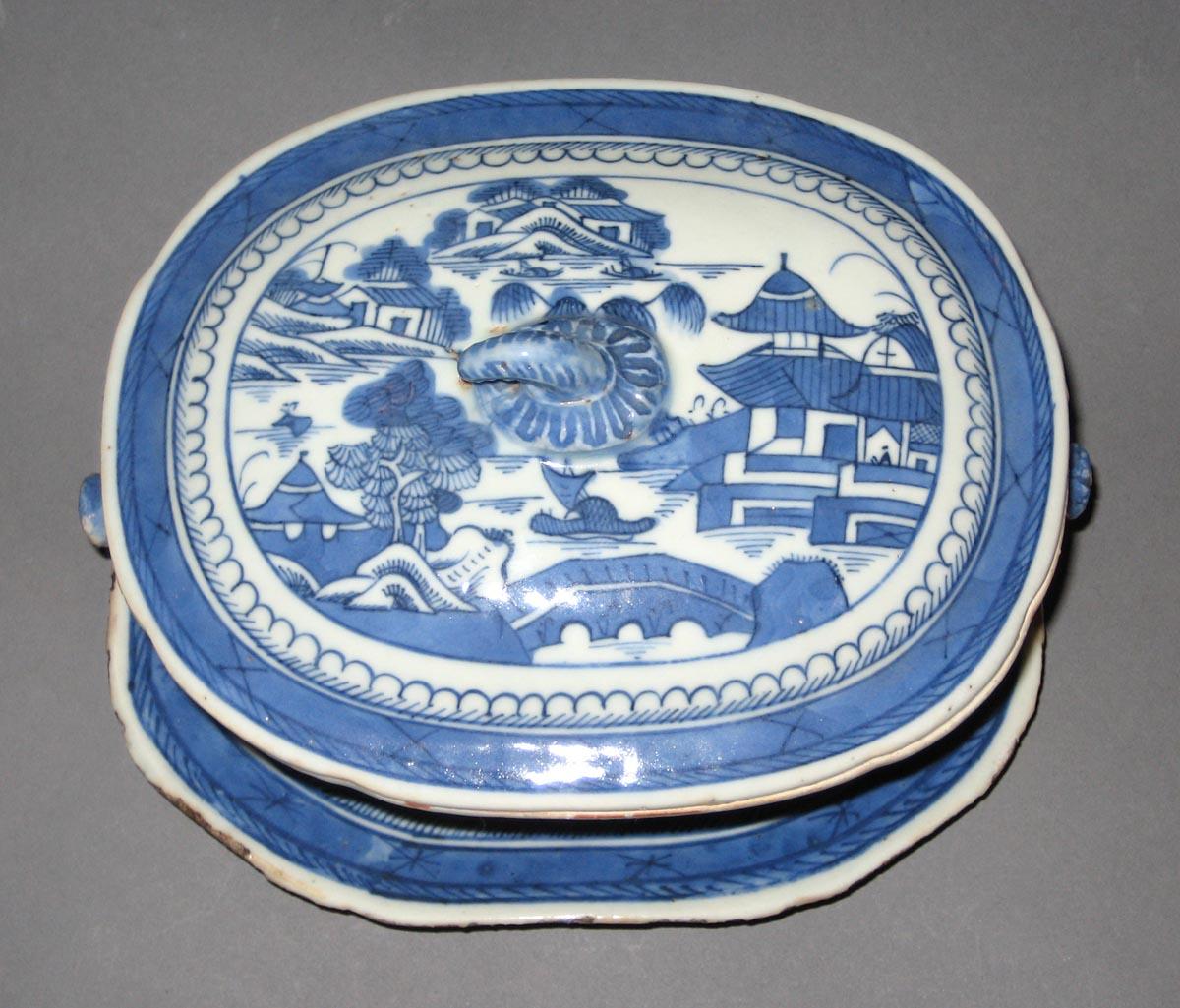 2003.0012.022 A-C Porcelain tureen and stand, top