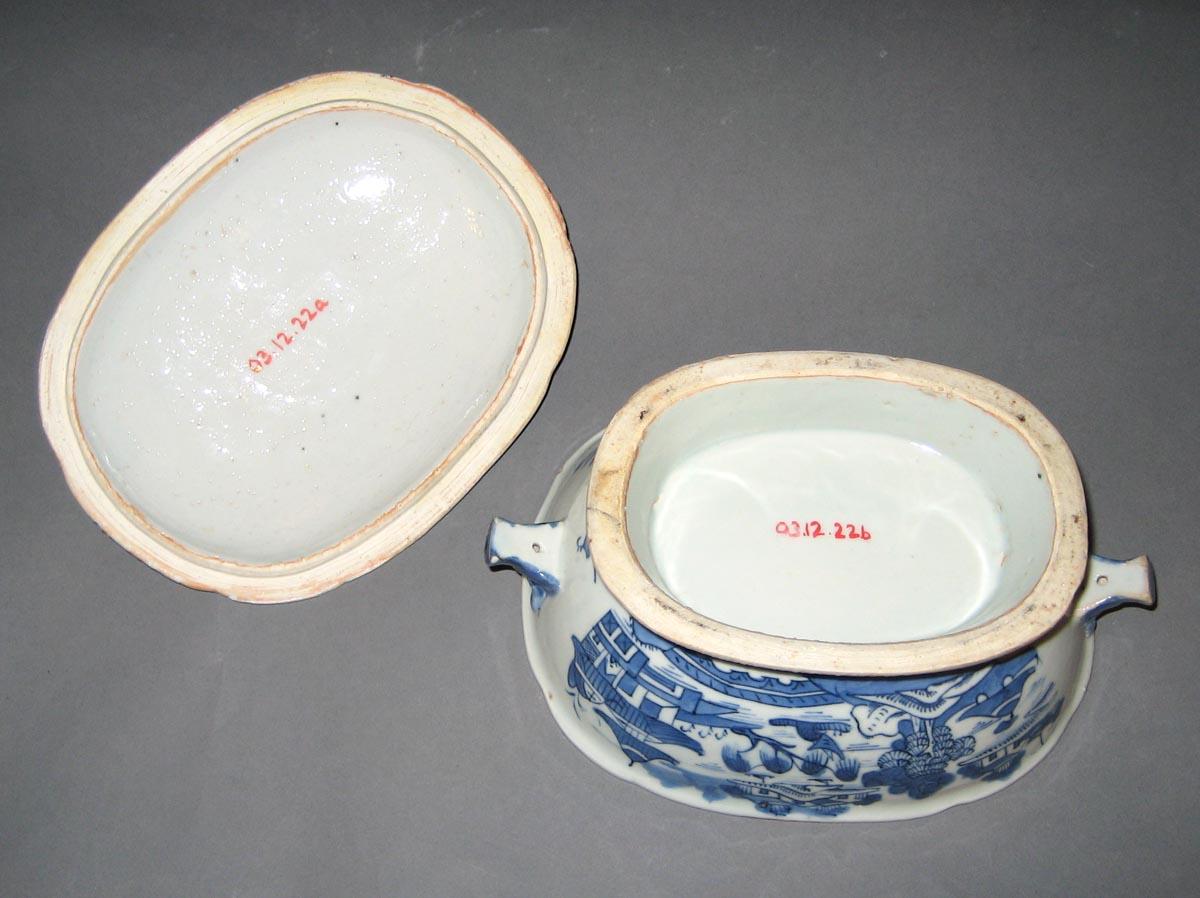 2003.0012.022 A, B Porcelain tureen, bottom