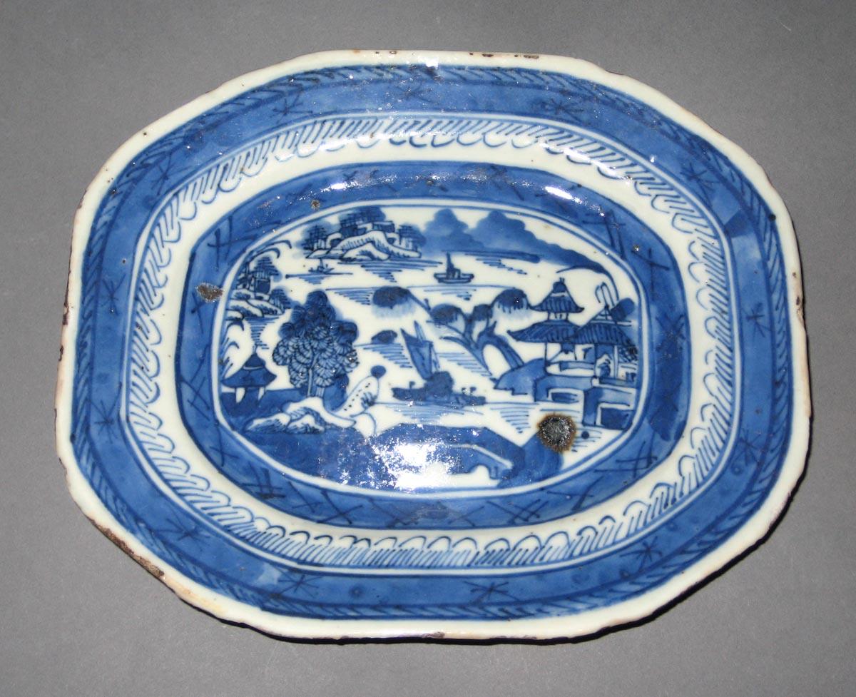 2003.0012.022 C Porcelain dish ror stand