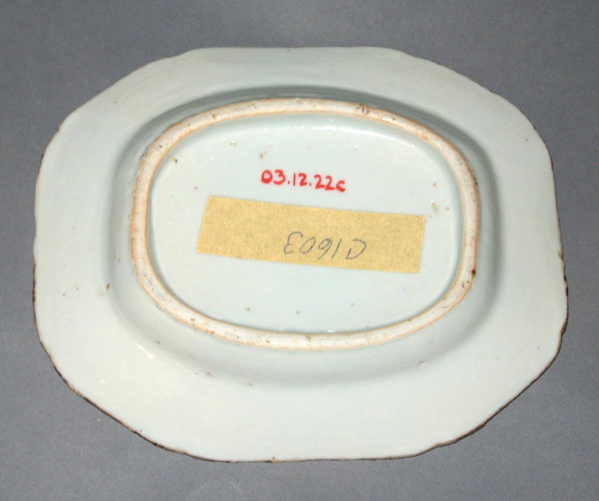 2003.0012.022 C Porcelain dish or stand, back