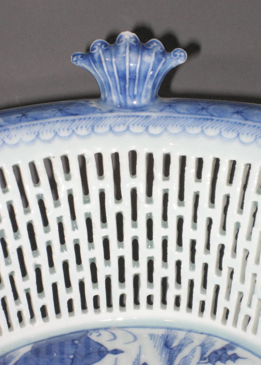 2003.0012.023 A Porcelain basket, handle