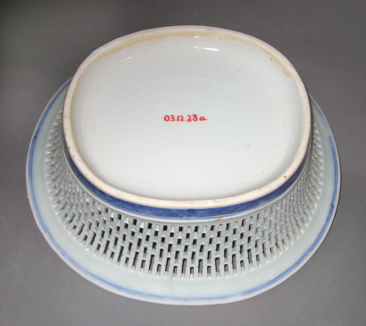 2003.0012.023 A Porcelain basket, bottom